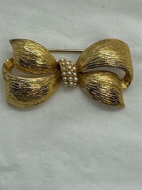 Gold Bow Brooch with Pearl Cluster